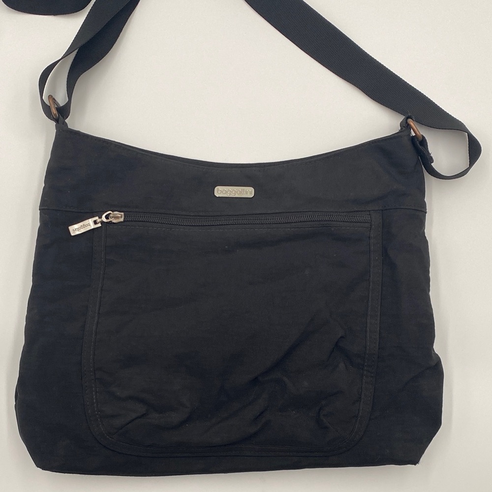 Baggallini Black Shoulder Bag with adjustable straps